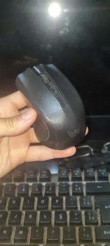 Mouse sem fio preto com detalhe no receptor um pouco danificado mais funciona normal.