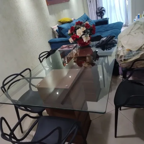 Linda mesa de vidro com 6 cadeiras