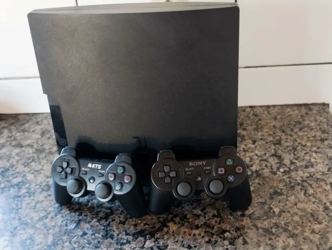PS3 SLIM DESBLOQUEADO 300 GB + 4 CONTROLES!