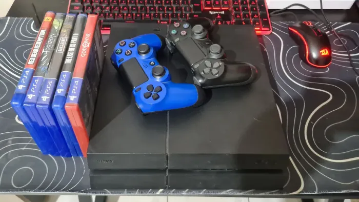 Ps4 500gb + 2 controles + jogos ultimo FAT Lançado