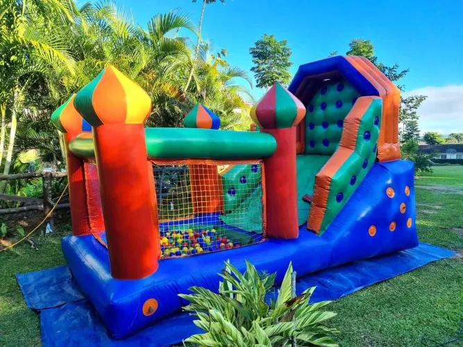 Tobogã Inflável com piscina de bolinhas