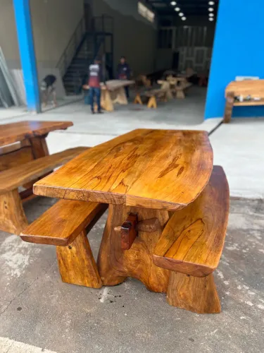Mesa de madeira com os bancos - a pronta entrega