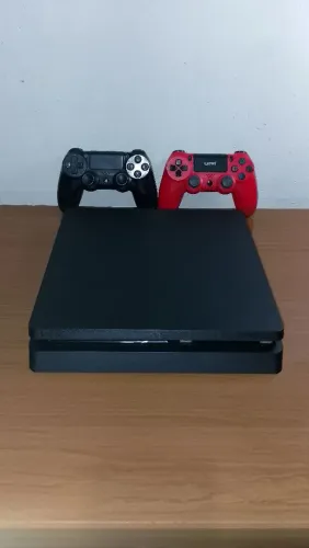 PS4 Slim - com dois controles (nunca foi aberto)