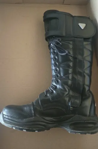 Bota de couro 38