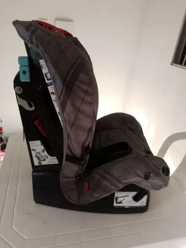 Cadeira de criança para carro.