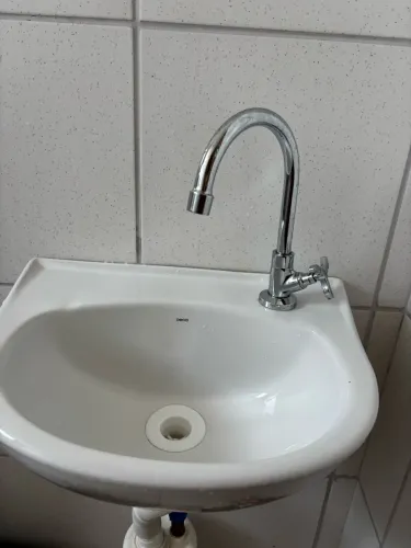 Pia de banheiro com torneira completa