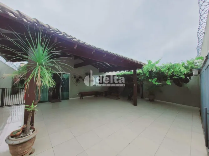 Casa residencial disponível para locação no bairro Laranjeiras em Uberlândia-MG