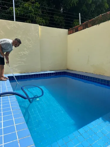 Limpeza de piscinas 
