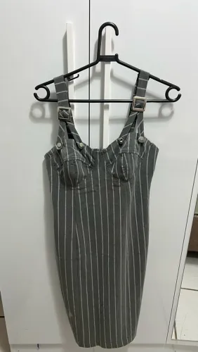 Vestido cinza listrado