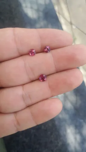 Conjunto de turmalina Natura 4.5mm 5mm 1.22 kilates 