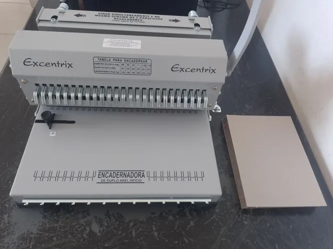 Encadernadora wire-o excêntrix 2x1 sem detalhes de uso, usada poucas vezes. + Insumos.