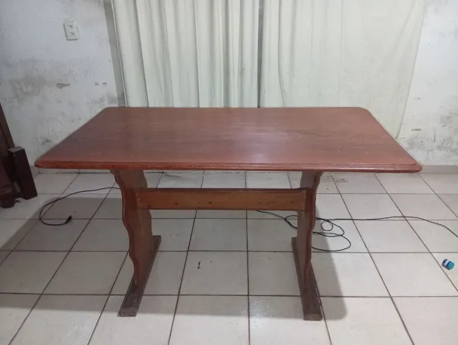 MESA DE MADEIRA S/ CADEIRAS