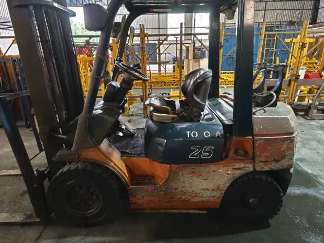 Empilhadeira TOYOTA 25 - Gás