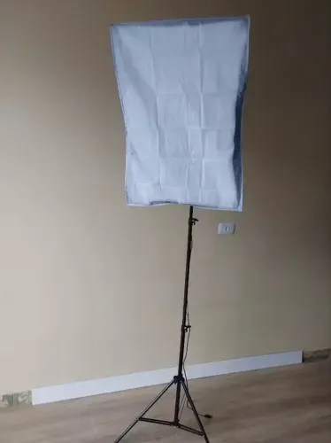 Kit de Iluminação Duplo com Softbox 50x70cm de Soquete E-27 Embutido e Tripé de 2 metros 