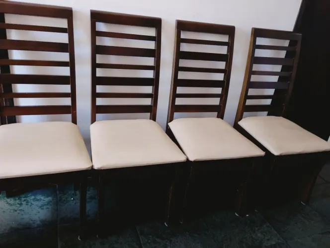 Vende-se conjunto de cadeiras de madeira R$300