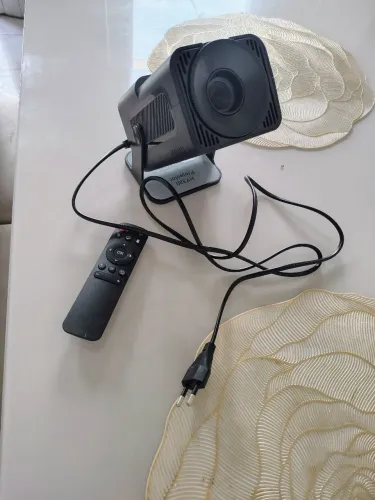 Mini Projetor/ possui entrada HDMI