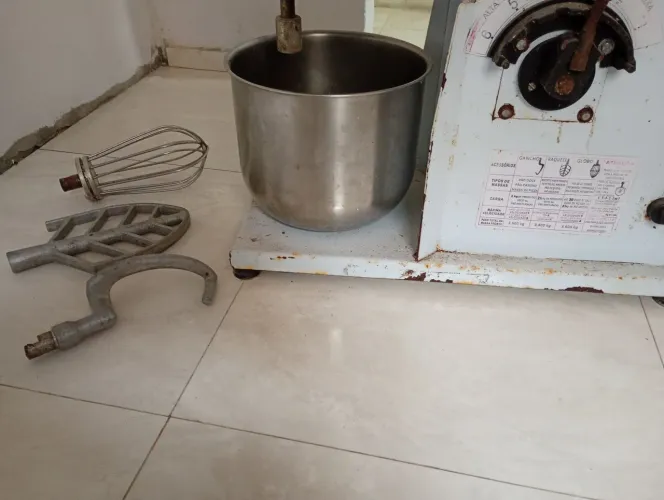 Vendo uma batedeira industrial com todos os acessórios funcionando normalmente ótimo 