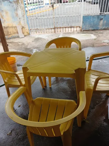 Mesa com 4 cadeiras