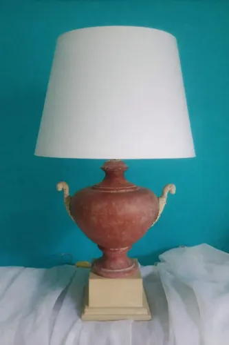 Antiga e grande luminária de mesa / abajur em pedra sabão rosada marmorizada