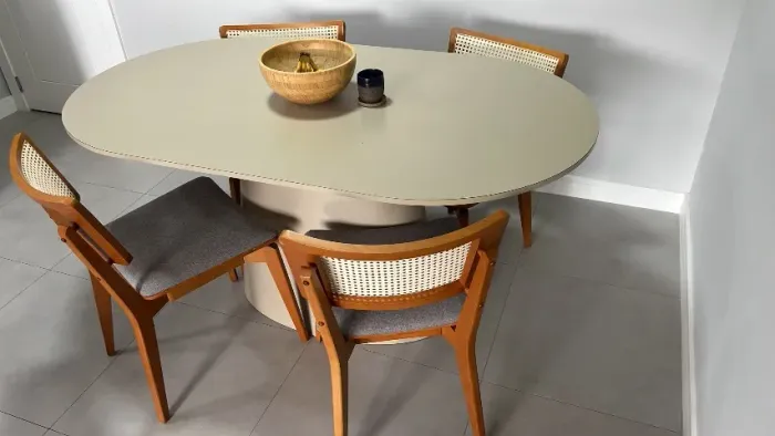 Mesa de jantar 6 lugares em MDF + Conjunto 4 cadeiras Wave Maciça