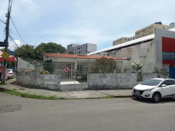 Excelente casa pra comércio, atrás da Restauração, com 481m2, em excelente estado conserva
