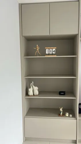 Estante com prateleiras e portas 