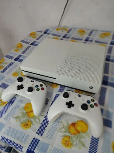 XBox One S + 2 Controles