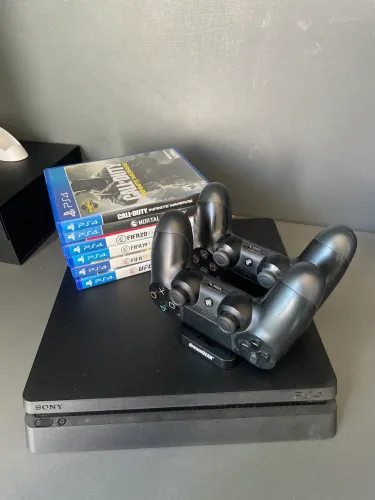 Vendo Playstation 4 com 6 jogos e 2 controles