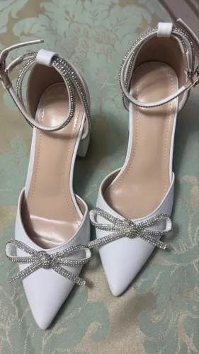 Sapato chanel branco com strauss