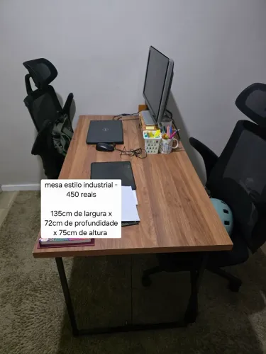 Mesa de escritório industrial. Madeira de qualidade