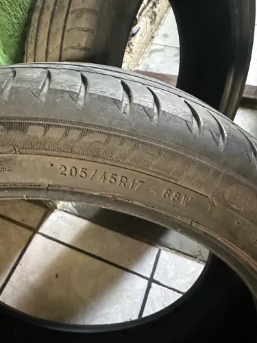 Dois Pneus Michelin 205 45 R17