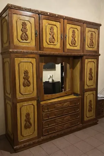 Guarda-Roupa Antigo em Madeira Maciça - Anos 80