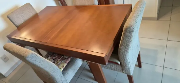 Conjunto Mesa de Jantar Extensível + 4 Cadeiras estofadas