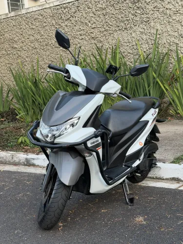 Yamaha Fluo 23/24 seminova com acessórios inclusos