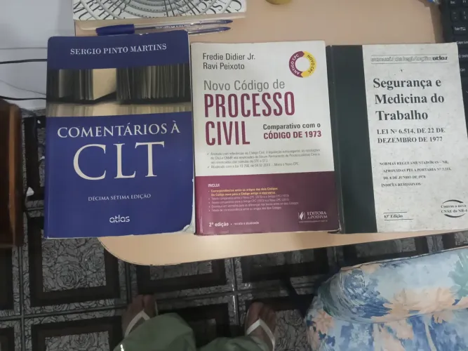 CLT trabalhista atualizado e comentada código de direito penal e um livro de medicina do