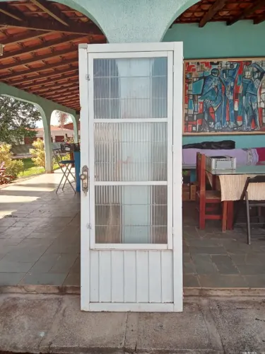 Portas de ferro usadas.