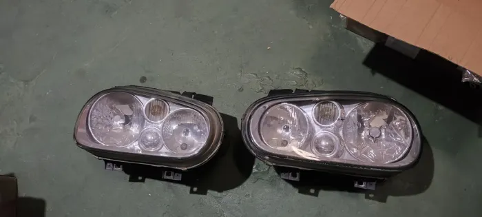 Vendo par de faróis golf sapão originais 