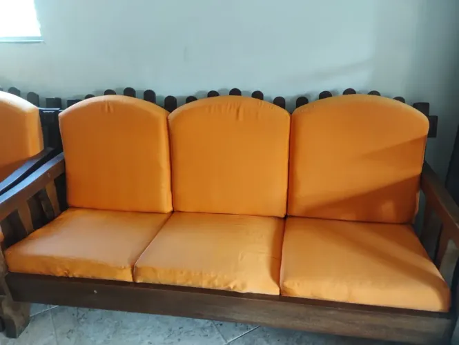 Vendo conjunto de sofás madeira de qualidade 