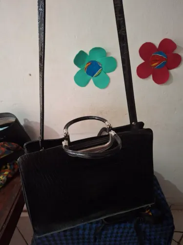 Bolsa de ombro preta linda ! Praticamente nova.