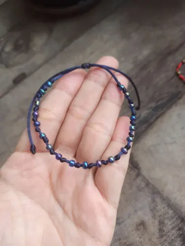 Pulseira de miçanga com fio de seda