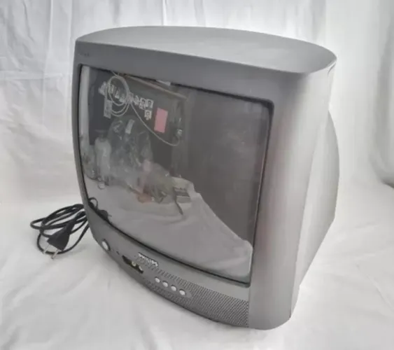 colchão, tv , cadeira, sim, computador , microondas