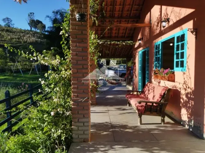 Raridade na Serra! Chácara completa com vista e água em abundância! Marmelópolis MG