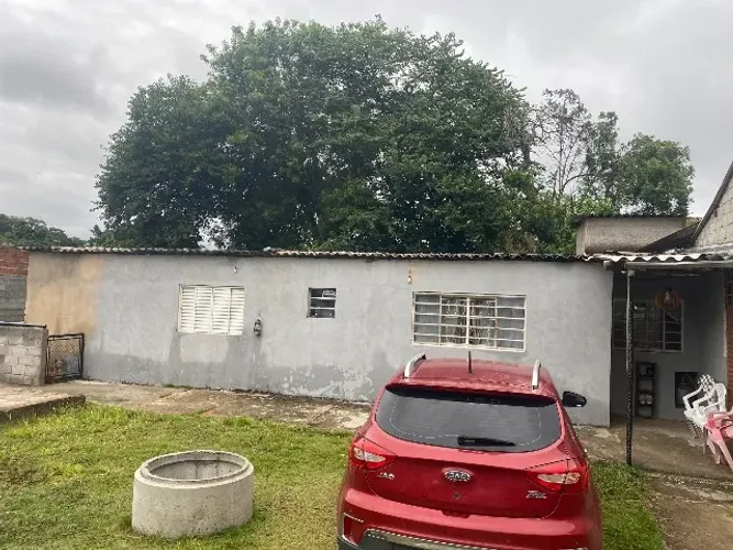 Casa no interior de SP, 4 quartos, 2 banheiros, sala, copa, cozinha e área de serviço.