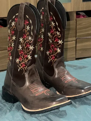Bota Country Feminina Marrom com Bordado Floral - Tamanho 38