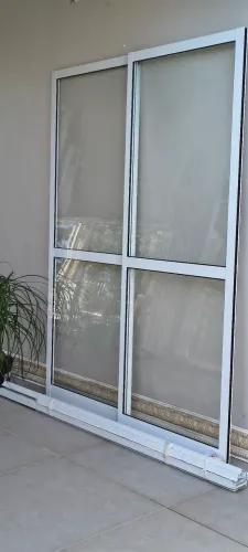 ?Porta De Correr Em Alumínio Branco Com Vidro (1,68m x 2,13m) - Completa