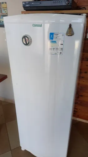 Geladeira pequena muito.conservada