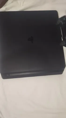 PS4 SLIM COM 1T DE ARMAZENAMENTO,DOIS CONTROLES E DOIS JOGOS FISICOS