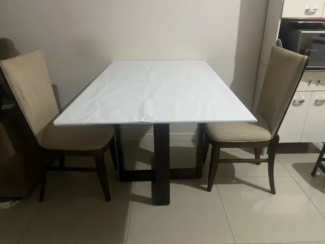 Mesa com duas cadeiras