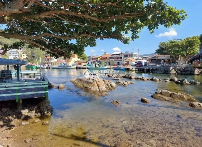 Casa no canal da Barra