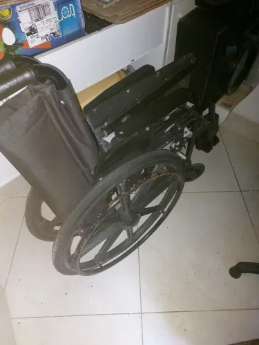 Cadeira roda hospitalar usada conservada. 